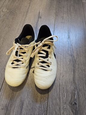 Nike Kids JR Legend 10 Club Soccer Cleats - Size 1Y